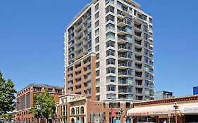 Modern 2 Bedroom Ocean Views Victoria Downtown Free Parking