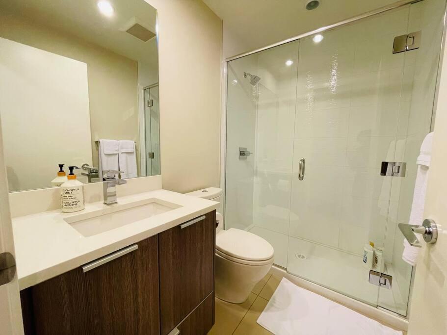 Modern 2 Bedroom Ocean Views Victoria Downtown Free Parking Exterior photo