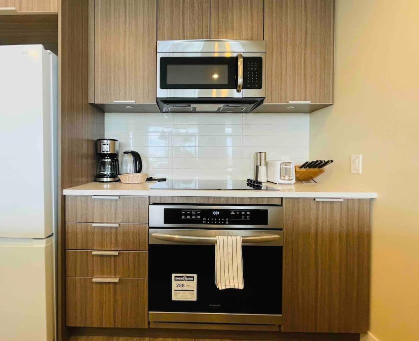 Modern 2 Bedroom Ocean Views Victoria Downtown Free Parking Exterior photo